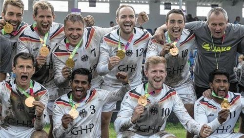 Riesenjubel beim deutschen Team nach der Verleihung der Goldmedaillen.