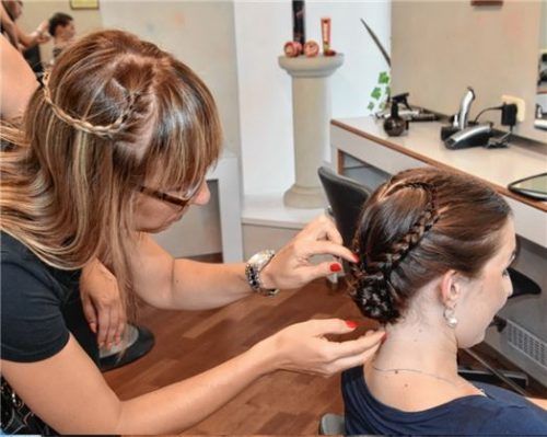 Sabrina Tautermann hat Fingerspitzengefühl – sie überprüft, ob alles sitzt.Fotos Schlecker