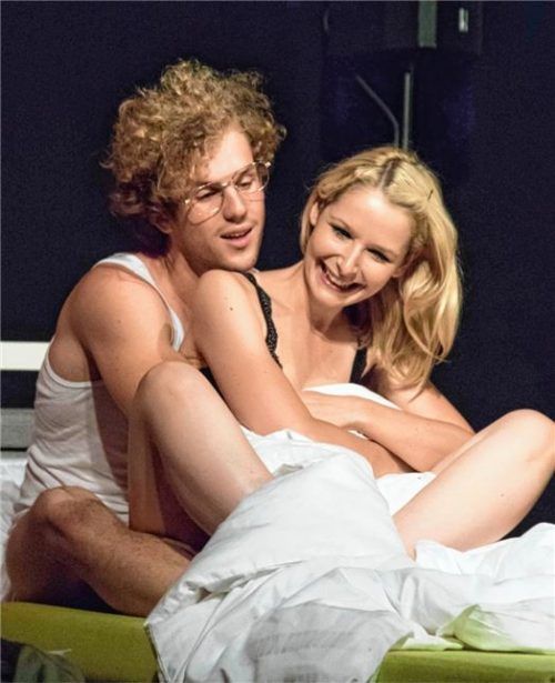Scheinbar glücklich verliebt: Evelyn (Julia Gruber) und Adam (Marcel Kowalewski). Foto  Berger