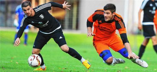 Schräglage: Wasserburgs Michael Pointvogel (links) und Saaldorfs Felix Großschädl.Foto cb