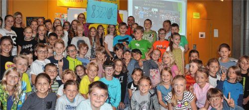 Schüler der Maria-Casper-Filser-Schule in Brannenburg freuten sich in der Schulaula riesig über das tolle Ergebnis des Spendenlaufes. Das Plakat (hinten) halten Schulleiterin Alexandra Mayr (links) und Andreas Langenstraß von der Bergwacht (rechts). Die 8372 Euro sind eine Spende für die Rettungsarbeit der Bergwacht Brannenburg und die Wasserwacht Flintsbach.Foto  johann weiß