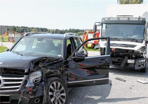 Schwere Verletzungen trug eine 72-jährige Frau aus Edling davon, die mit ihrem Mercedes mit einem Lkw zusammengestoßen war. Sie wurde nach der medizinischen Erstversorgung in eine Münchner Klinik geflogen.Foto Barth