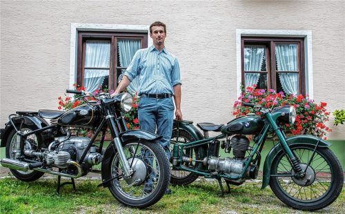 Sepp Spiel mit einer Zündapp KS 601, Baujahr 1954 und 28 PS (links), und einer BMW R25, Baujahr 1951 mit zwölf PS.