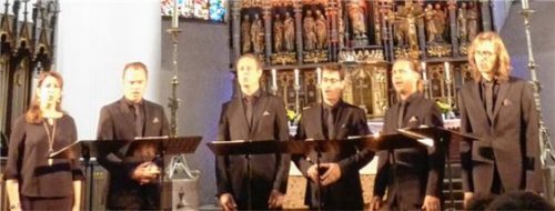 „Singen Pur“ vor dem Hauptaltar von St. Jakob in Burghausen: Songs von die Lasso bis Sting wurden zur reinsten Hörerfreude. Foto gär