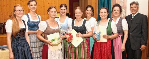 Stolz waren (von rechts) Landwirtschaftsamtsleiter Wolfgang Hampel, Bildungsberaterin Barbara Stöckl und (links) Prüfungsausschussvorsitzende Verena Scholz auf die besten Absolventinnen der Hauswirtschaft (ab Zweiter von links) Magdalena Maria Wallner, Maria Bauer, Barbara Kink, Johanna Berghammer, Marina Koller, Christina Bernhart.