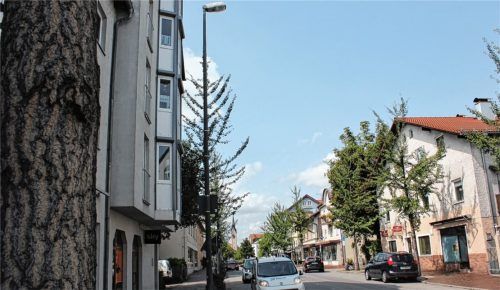 Strom sparen: Die ersten Straßenzüge (hier die Rosenheimer Straße) werden in Kolbermoor ab Herbst auf LED umgerüstet. Foto  Fleindl