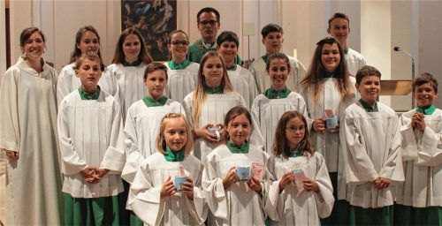 Süße Ministrantentassen für die Neuen in St. Nikolaus