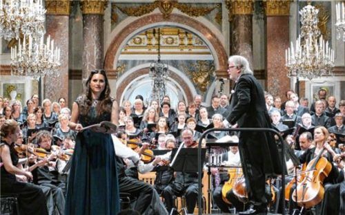 Susanne Bernhard war die Sopransolistin in Bachs „Magnificat“ und Mozarts „c-Moll-Messe“, Enoch zu Guttenberg leitete die Chorgemeinschaft Neubeuern und das Orchester Klang-Verwaltung. Foto  janka