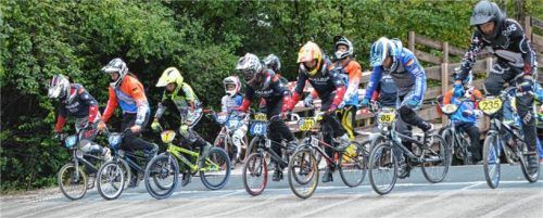 Svea Bergtold (Nummer 3) gewann die oberbayerische BMX-Meisterschaft der weiblichen Jugend. Ihre Teamkollegin Miriam Rohrmüller (Nummer 457) wurde Vizemeisterin, Julius Fahninger (Nummer 803) wurde Vizemeister bei den Schülern.Foto Rohrmüller