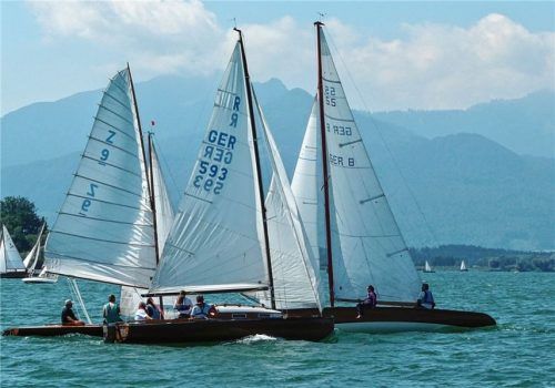 Teilweise an die 100 Jahre alte Oldtimer sind vor Feldwies zu bewundern.