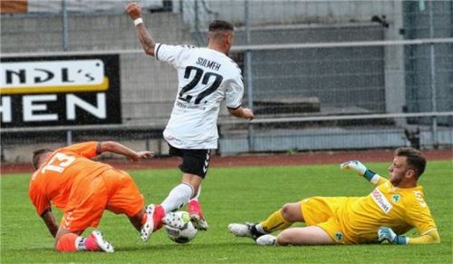 Tim Sulmer setzt sich gegen Leon Volz und Keeper Timo Königsmann durch und erzielt das 2:0 für Wacker Burghausen. Foto  Buchholz