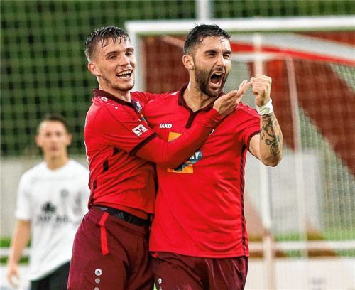 Torschütze Linor Shabani (rechts) und Daniel Willberger feiern das 1:0. Foto  Weitz