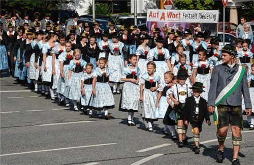 Trachtenjugend, so weit das Auge reicht. Der Festzug in Riedering zeigte, dass Brauchtum, Glaube und Heimatverbundenheit eine Zukunft haben.Fotos Ammelburger