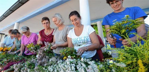 Tradition des Kräuterbuschenbindens auch in Bad Endorf aufrecht erhalten