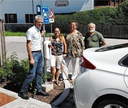 Ulrike Ganslmeier (Zweite von rechts), Quartiersmanagerin der Gemeinde Seebruck, und Sabrina Stutz, E-Mobilitätsbeauftragte des Bauamtes Prien, machten auf ihrer kleinen Reise auch in Bernau Station. Bürgermeister Philipp Bernhofer (links) hieß sie im Beisein von Georg Beyschlag, Gründer und Sprecher der Mobilstrominitiative Chiemgau, an der Ladesäule am Rathaus willkommen. Foto  re