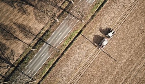 Unkrautbekämpfung: Ein Traktor bringt auf einem Acker Glyphosat aus. Foto dpa/Archiv