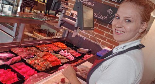 Unter anderem Spieße bereitet Beatrice Burghart als Metzgereifachverkäuferin vor. Ihre Aufgaben gehen jedoch über die Bedienung an der Theke hinaus. Foto  Kallmeier