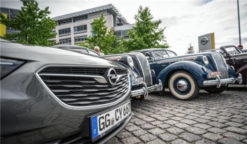 Vergangenheit trifft Gegenwart: Opel-Flaggschiff-Kühlergrill-Design damals und heute.