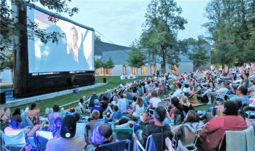 Viel Spaß hatten die Open-Air-Kinobesucher bei der „Grießnockerlaffäre“ (unter anderem mit Sebastian Bezzel als Kommissar Franz Eberhofer). Fotos  Baumann