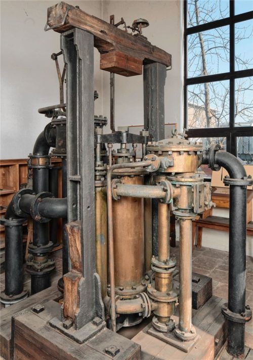 Viele Jahrzehnte war eine voll funktionstüchtige „Reichenbachpumpe“ im Chemiepark Gendorf aufgebaut. Anlässlich des 400-jährigen Bestehens der Soleleitung Reichenhall-Traunstein 2019 hat InfraServ Gendorf die Pumpe jetzt der Stadt Traunstein geschenkt. Sie wird noch heuer nach Traunstein transportiert und soll im Salinenpark eine neue Heimat finden. Foto Tilo Rosenberger-Süß / InfraServ Gendorf