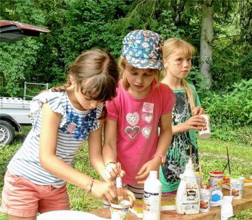 Vogelhäuschen, Insektenhotels und Zaungucker gebastelt