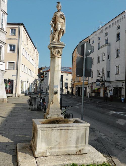 Vor dem Gebäude des ehemaligen Pernlohner Bräus in der Kaiserstraße steht der Florianbrunnen, einer der wenigen Trinkwasserbrunnen der Stadt.Foto Frick