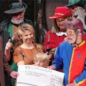 Vor großer Kulisse kommt der Scheck des Fördervereins