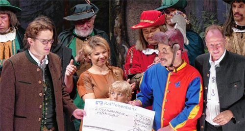 Vor großer Kulisse kommt der Scheck des Fördervereins