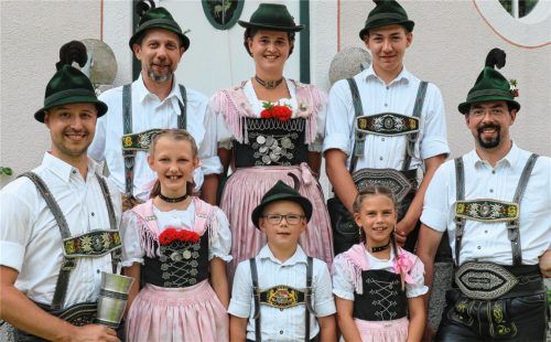 Vorsitzender Hans Stangl (rechts) und die Sieger beim Sachranger Vereinspreisplatteln „D’Geiglstoana“ Sachrang.Foto Rehberg