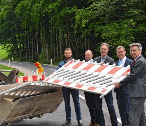Weg mit der Absperrung: Otto Lederer, Klaus Stöttner, Peter Solnar, Christian Rehm vom Staatlichen Bauamt sowie Heinz Tschernko vom ausführenden Bauunternehmen (von rechts) packten fürs Foto mit an.Foto re