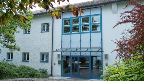 Welche der Waldkraiburger Grundschulen ist die älteste? Die Dieselschule, die Beethovenschule, die Graslitzer- oder die Goetheschule (im Uhrzeigersinn von links oben bis links unten)?Fotos  hg