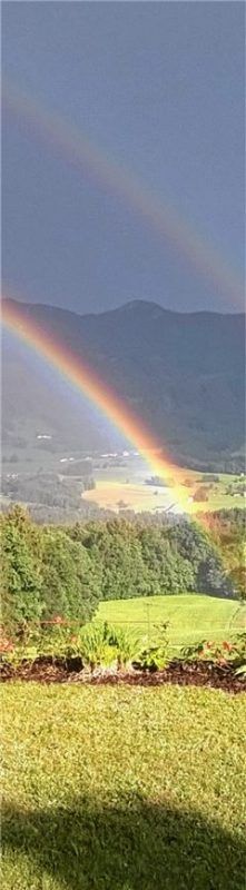 Wie frisch gewaschen sieht der Samerberg nach einem Gewitter aus.