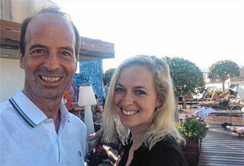 Wiedersehen nur wenige Stunden nach dem schrecklichen Anschlag in Barcelona: Isabella Jelinek und ihr Vater.Foto privat