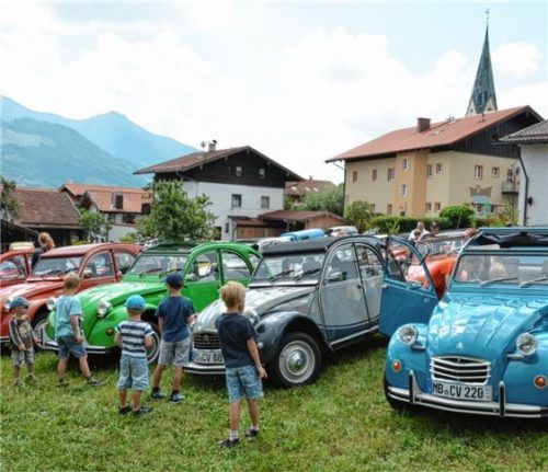 Zahlreiche 2CV-Enten werden am Wochenende zum „Ententreffen“ am Samerberg erwartet.Foto Schlecker