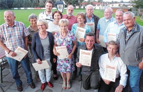 Zahlreiche Mitglieder konnten ihre Ehrung für die Vereinszugehörigkeit persönlich entgegennehmen. Foto re