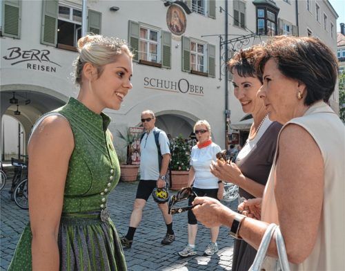 Zieht die Blicke auf sich und ist stets bereit für ein Gespräch: die Miss Herbstfest 2017, Lisa Petzinger. Foto Duczek