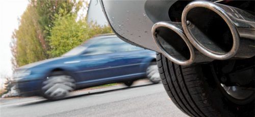 Zu viel Stickoxide durch Dieselfahrzeuge: In der Region sind die Meinungen geteilt, ob die Ergebnisse des Diesel-Gipfels Abhilfe schaffen können.Foto dpa
