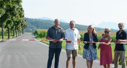 Zur Eröffnung trafen sich Jan Herzschuh vom Straßenbau Ingenieurbüro Europlan, die Gemeinderäte (von links) Theo Busch, Betina Scharold und Dr. Josef Meder und Bürgermeisterin Doris Laban (Mitte).Foto Ammelburger