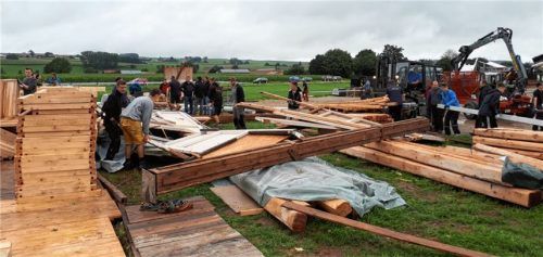 Zwei Festzelte total zerstört