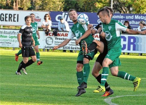 Zwei Rosenheimer nehmen hier einen Ameranger Angreifer in die Zange. Foto  Neumeier