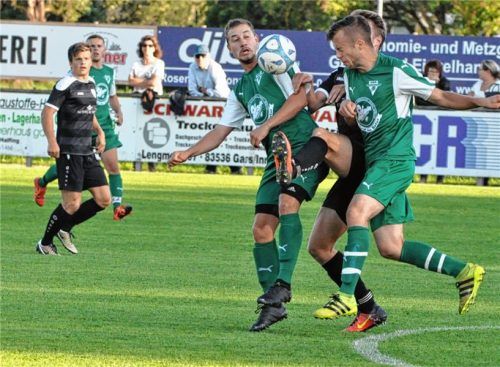 Zwei Rosenheimer nehmen hier einen Ameranger Angreifer in die Zange. Foto  Neumeier