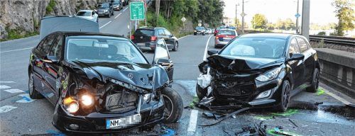 Zwei total beschädigte Autos und sechs leichtverletzte Personen forderte dieser Unfall zwischen Kufstein und Kiefersfelden. Foto  einsatzfoto.at