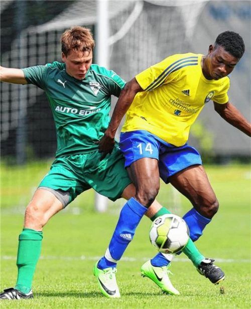 Zweikampf zwischen Sportbund-Spieler Fabian Seidel und dem Töginger Angreifer Endurance Ighagbon, der den entscheidenden Treffer im Inn/Salzach-Duell markierte. Foto Butzhammer