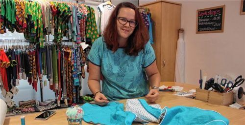 Zwischendurch näht Monika Eisermann am eigenen Dirndl – es entsteht im Partnerlook zum Einschulungsdirndl ihrer Tochter.