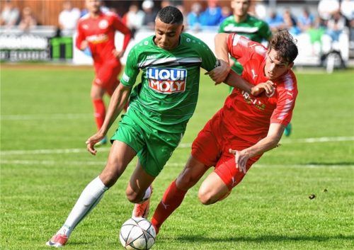 1860 Rosenheims Maximilian Höhensteiger versucht hier, Eichstätts quirligen Offensivspieler Yomi Scintu zu stoppen.Foto Traub