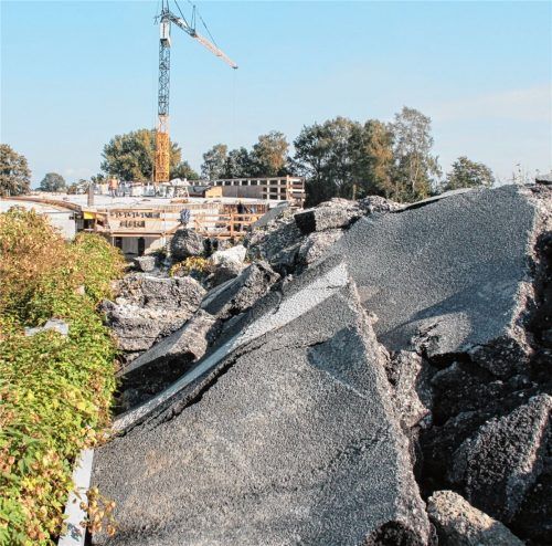 580 Tonnen Asphalt werden auf der Autobahn in einer Nacht ausgetauscht, wenn die Bauarbeiter anrücken. Foto reisner