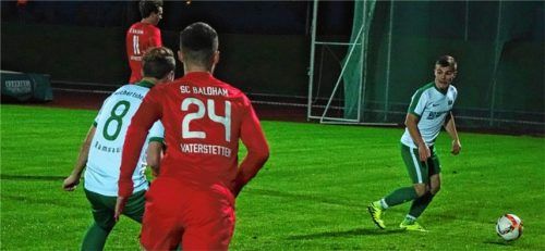 Alex Baumgartner (rechts) kann in dieser Situation rechtzeitig klären.