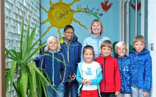 Auch in den Ferien keine Scheu vor der Schule: (von links) Luk, Giorgio, Franziska, Maximilian, Fynn und Benedikt freuen sich gemeinsam mit Rektorin Christine Dechansreiter auf den heutigen Schulstart.Foto Thomae