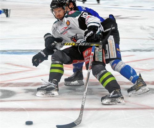 Auch in Schieflage nicht vom Puck zu trennen: Der Finne Jussi Nättinen. Fotos  Ziegler