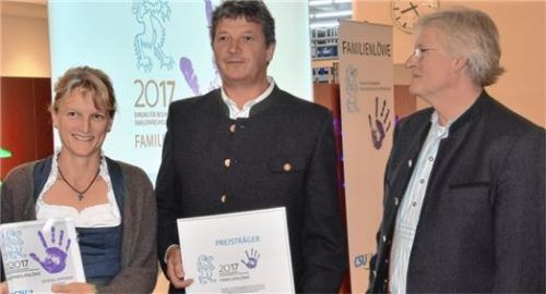 Aus familienfreundlichem Holz geschnitzt: Irmi und Stefan Opperer mit Kreishandwerksmeister Gerhard Schloots, der die Laudatio hielt.